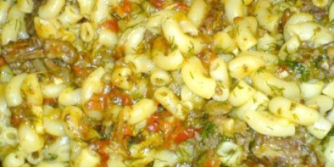 Як зробити макарони з тушонкою і помідорами?