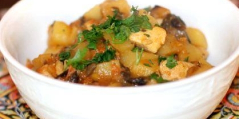 Як смачно згасити картоплю з куркою?