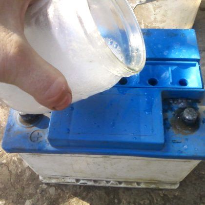 Як долити воду в акумулятор: типові помилки