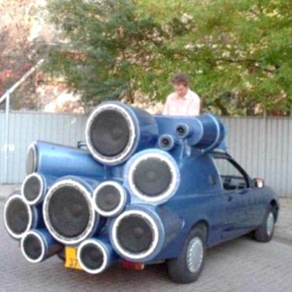 Як підключити акустику в машині?